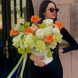 Hat box with flowers 'Bright world'