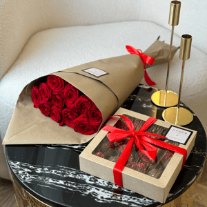 11 красных роз и коробочка на 16 клубник