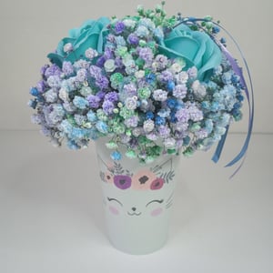 Blumenbox 'Gipskraut und Seifenrose im Türkisen Becher'