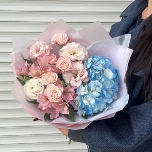 Blumenstrauß aus Hortensie, Strauchrose und Eustom