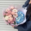 Ramo de hortensias, rosas y tulipanes