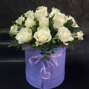 Hat box with flowers 'White Rose'