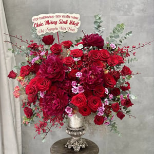 Blumenarrangement 'Große Urnen-Arrangement mit roten Rosen und Pfingstrosen'