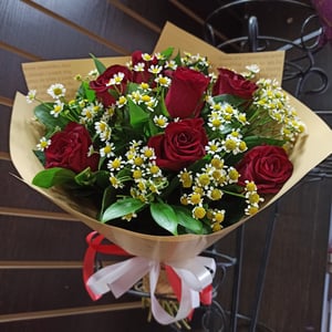 Bouquet of roses and daisies