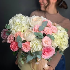 Hat box with flowers 'Author's box'