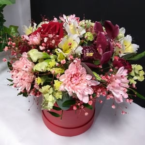 Hat box with flowers 'Flower composition'