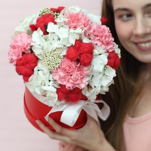 Hat box with flowers 'Red in white'