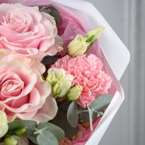 A bouquet of roses, dianthus, and lisianthus