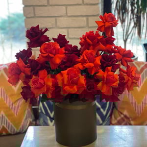 Hat box with flowers 'Red charm'