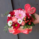 Holzkiste mit Schokoladenherz