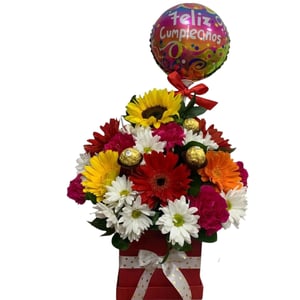 Bunte Blumen, Pralinen und ein Ballon.
