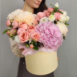 Hat box with flowers 'Box with flowers'