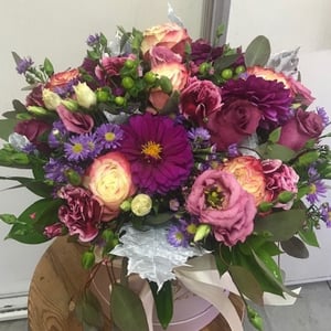 Hat box with flowers 'Purple Secret'