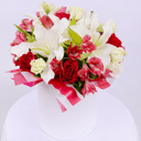 Hat box with flowers 'Pearls on ice: White lilies and Red roses in a hatbox'