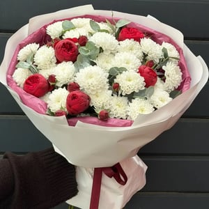 L-sized bouquet of chrysanthemums and spray roses
