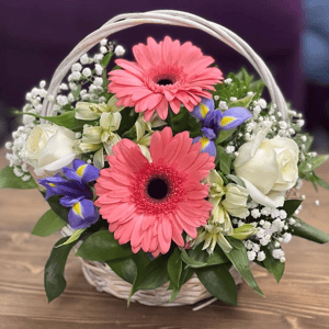 Корзина с цветами «Грациозная Красота» из альстромерий и роз