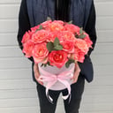 Blumenarrangement 'Composition in a hat box'