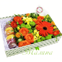 Box with flowers and macarons 30