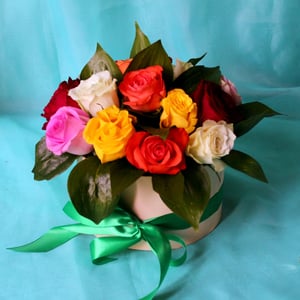 Sombrerera de 15 rosas multicolor