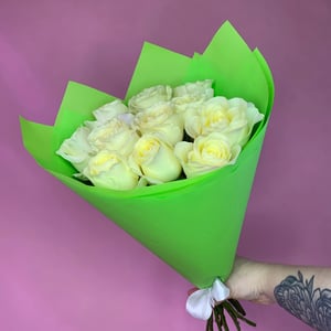 Bouquet 'Light-colored roses wrapped in kraft paper, 11 stems.'