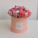 Hat box with flowers 'Colorful roses in the round box'