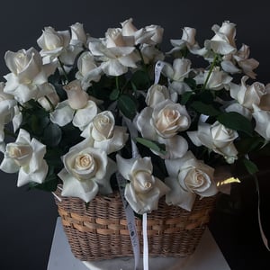 Flower basket 'White French Roses'