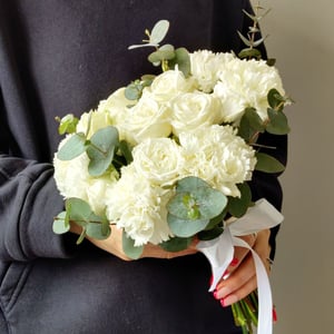 Peony-shaped roses and dianthus for the bride