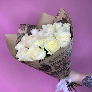 Blumenstrauß 'Ivana weiße Rosen im Kraftpapier, 17 Stiele.'
