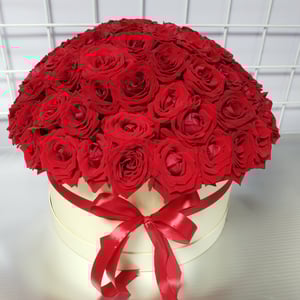 Hat box with flowers 'Rose in a box'