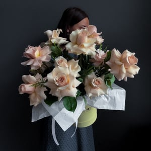 Hat box with flowers 'Valentines 2 - Cream French Roses'