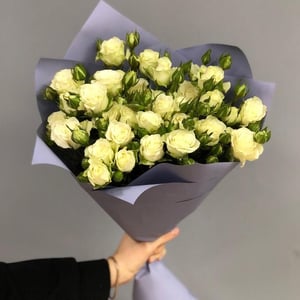 Bouquet of cream spray roses