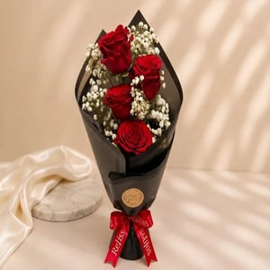 Bouquet 'Classic Red Rose & Baby's Breath Petite'