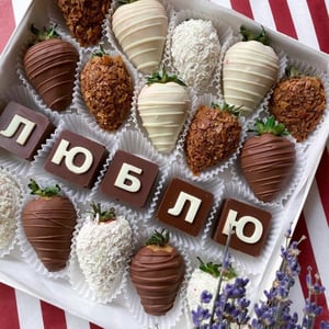 Erdbeeren in Schokolade und "Liebe" Bonbons