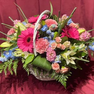 Flower basket 'A touch of spring'