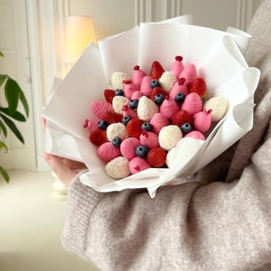 Bouquet of strawberries in chocolate "Victoria"