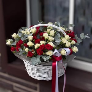 Panier de roses rouges et blanches