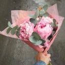 Ramo 'Bouquet of peonies with eucalyptus'