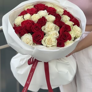 Bouquet de roses blanches et rouges
