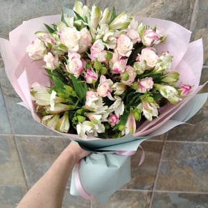 Ramo 'Alstroemeria y rosa arbustiva'