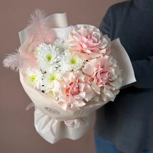 Delicate bouquet of roses and chrysanthemums