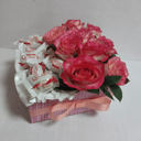 Rosa Rosen in einer Schachtel mit Raffaello