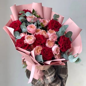 Bouquet 'Red Ecuadorian roses and peony-flowered roses.'