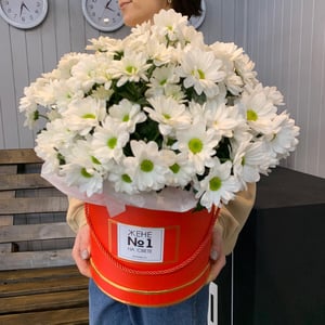 Hat box with flowers 'Box of chrysanthemums'