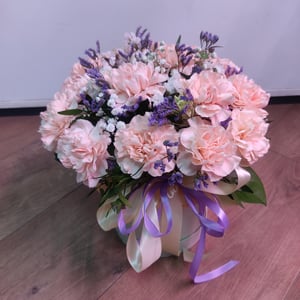 Hat box with flowers 'Flower Arrangement "Lunar"'