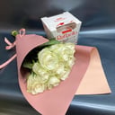 Bouquet of 9 white roses and Raffaello