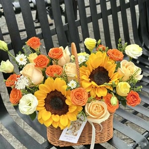 Sunflowers and champagne roses basket