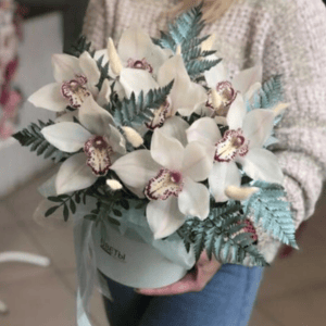 Hat box with flowers 'Charm'