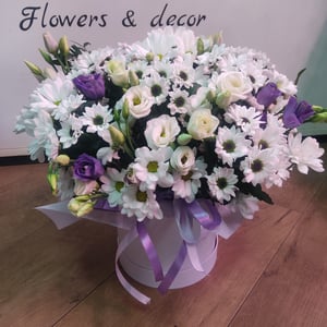 Hat box with flowers 'Flower Arrangement "Piano Melody"'