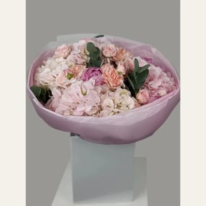 Blush-pink hydrangea and rose bouquet