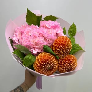 Blumenstrauß 'Orangene Dahlien mit Hortensie'